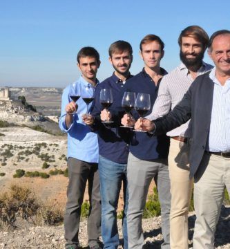 Tomás Pstigo y sus hijos Gabriel, Alberto, Juan y Nicolás. El castillo de Peñafiel al fondo.